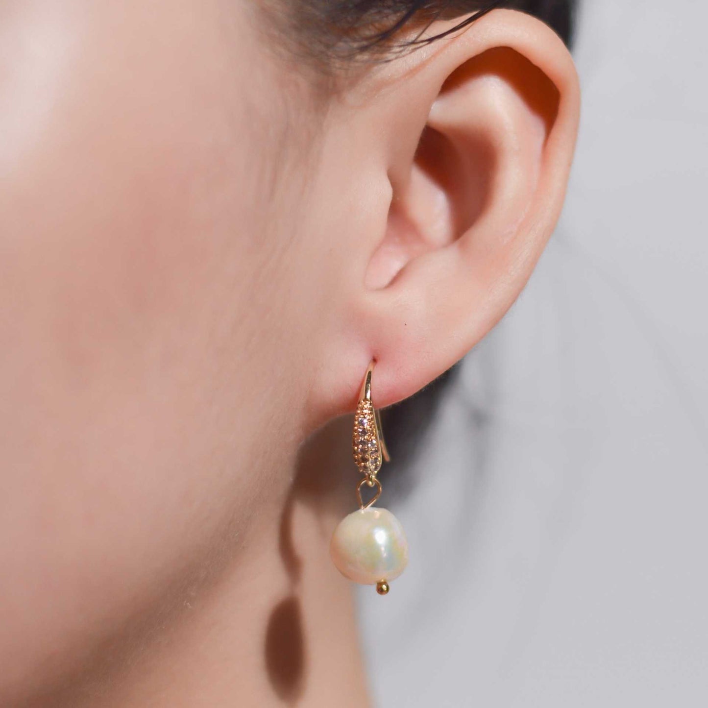 10.2 mm kieshe pearl dangling yellow gold plated inlaid zircon earrings