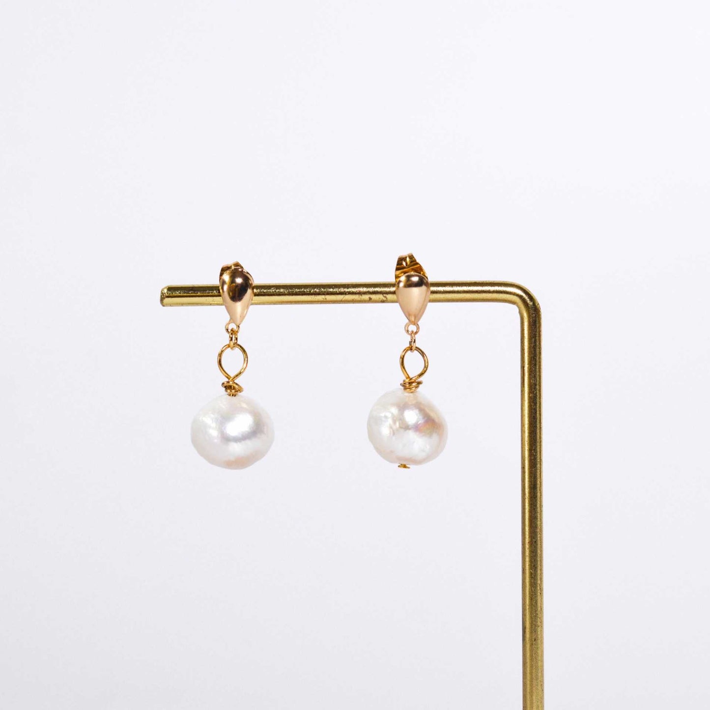 10.5 mm white kieshe pearl dangling yellow gold plated with teardrop stud earrings