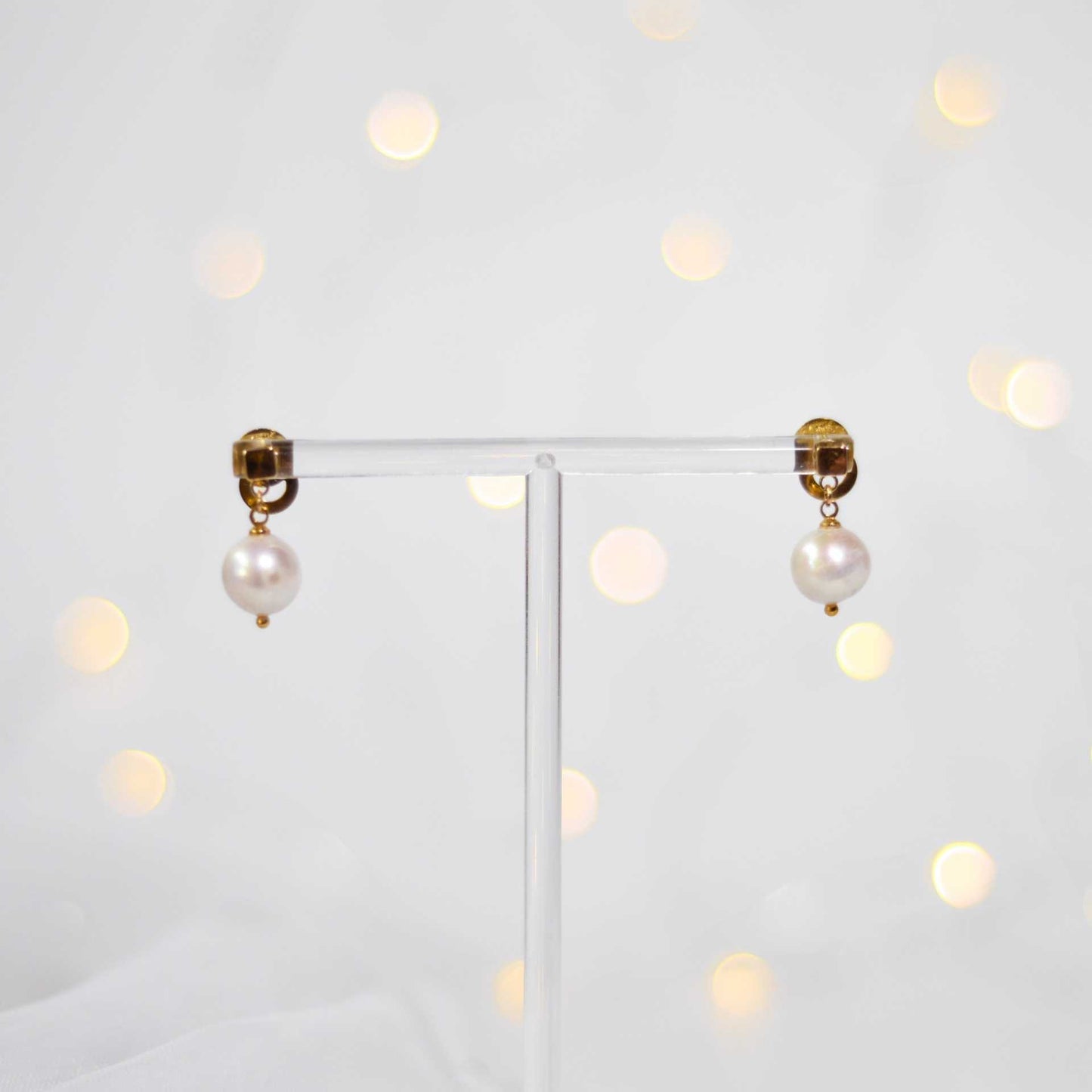10.8 mm white round yellow gold plated dangling earrings with square stud