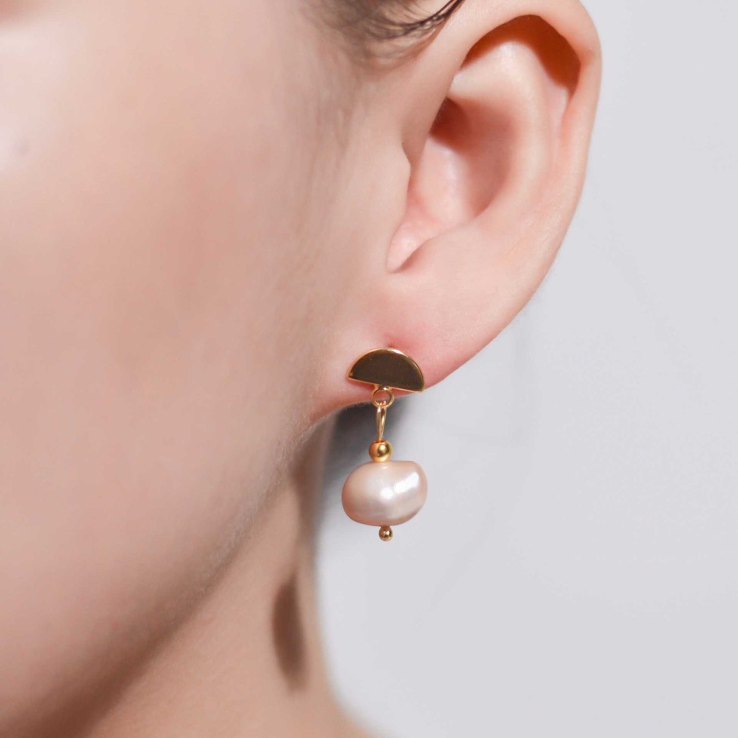 8.5 mm purple kieshe pearl dangling yellow gold plated with half circle stud earrings