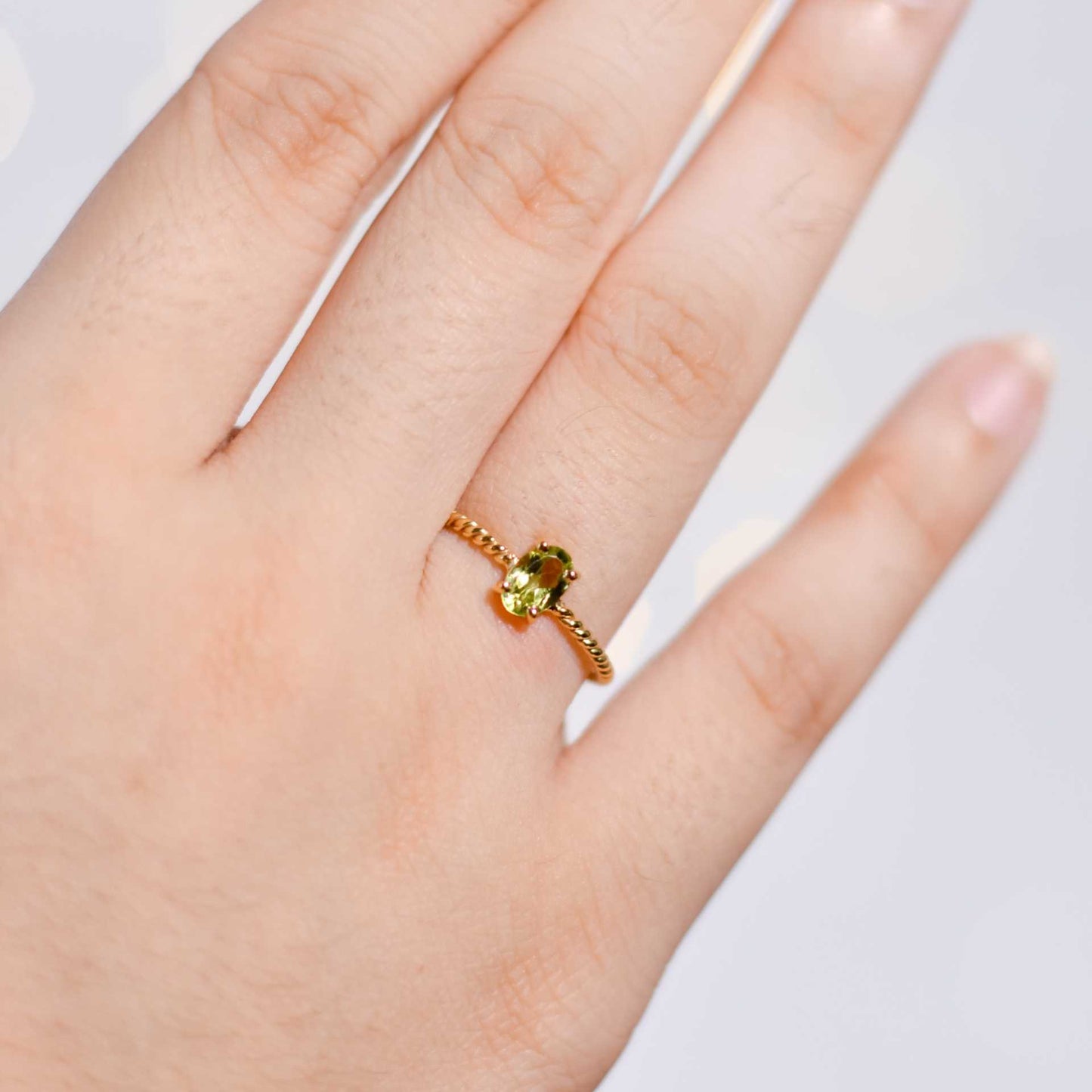 6 x 4 mm Oval cut Peridot Twisted Ring