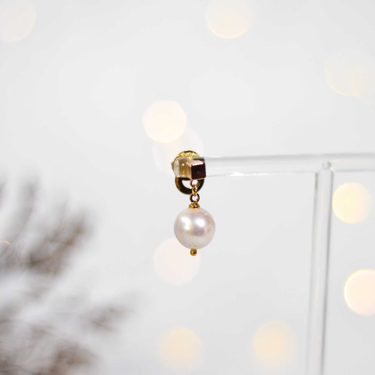 10.8 mm white round yellow gold plated dangling earrings with square stud