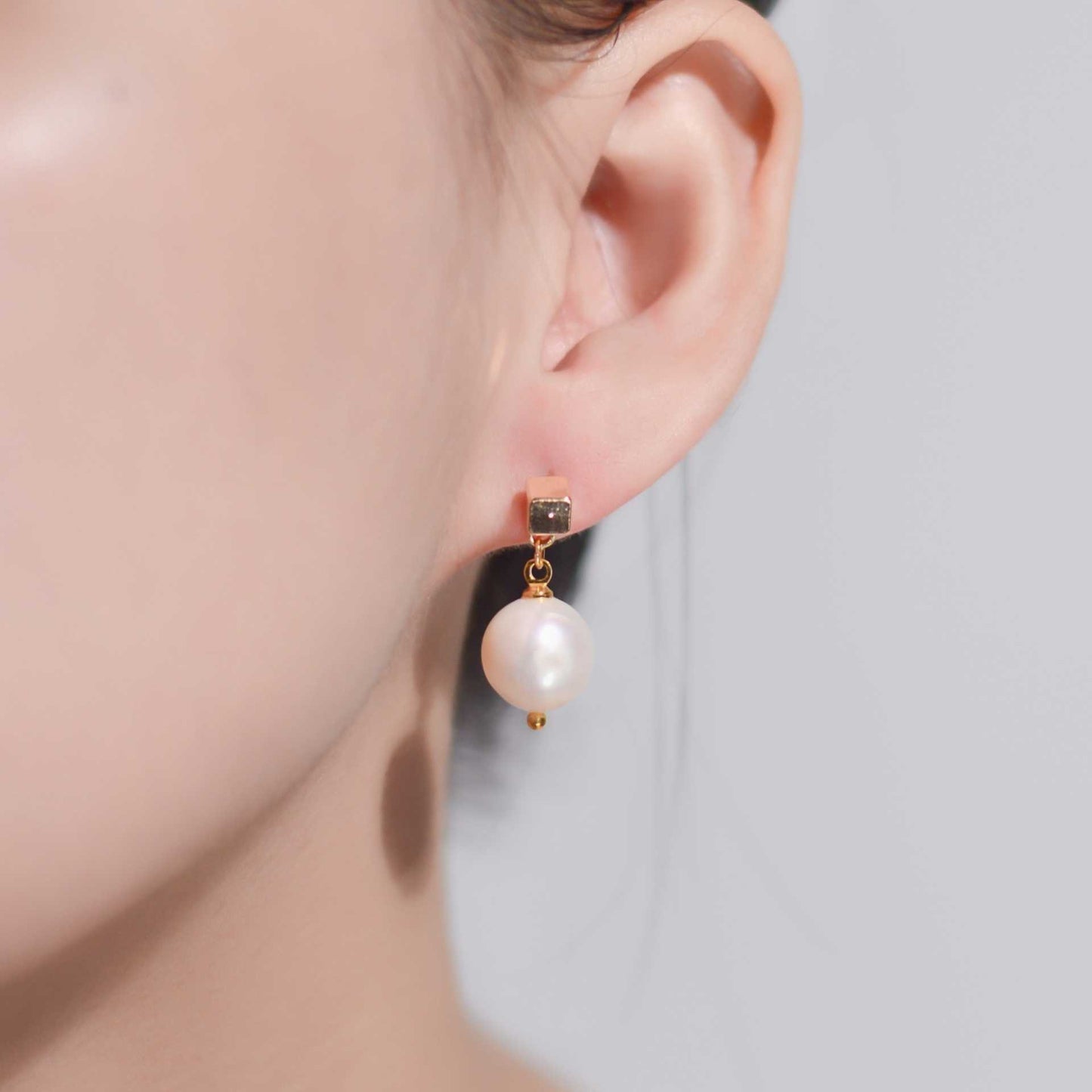 10.8 mm white round yellow gold plated dangling earrings with square stud