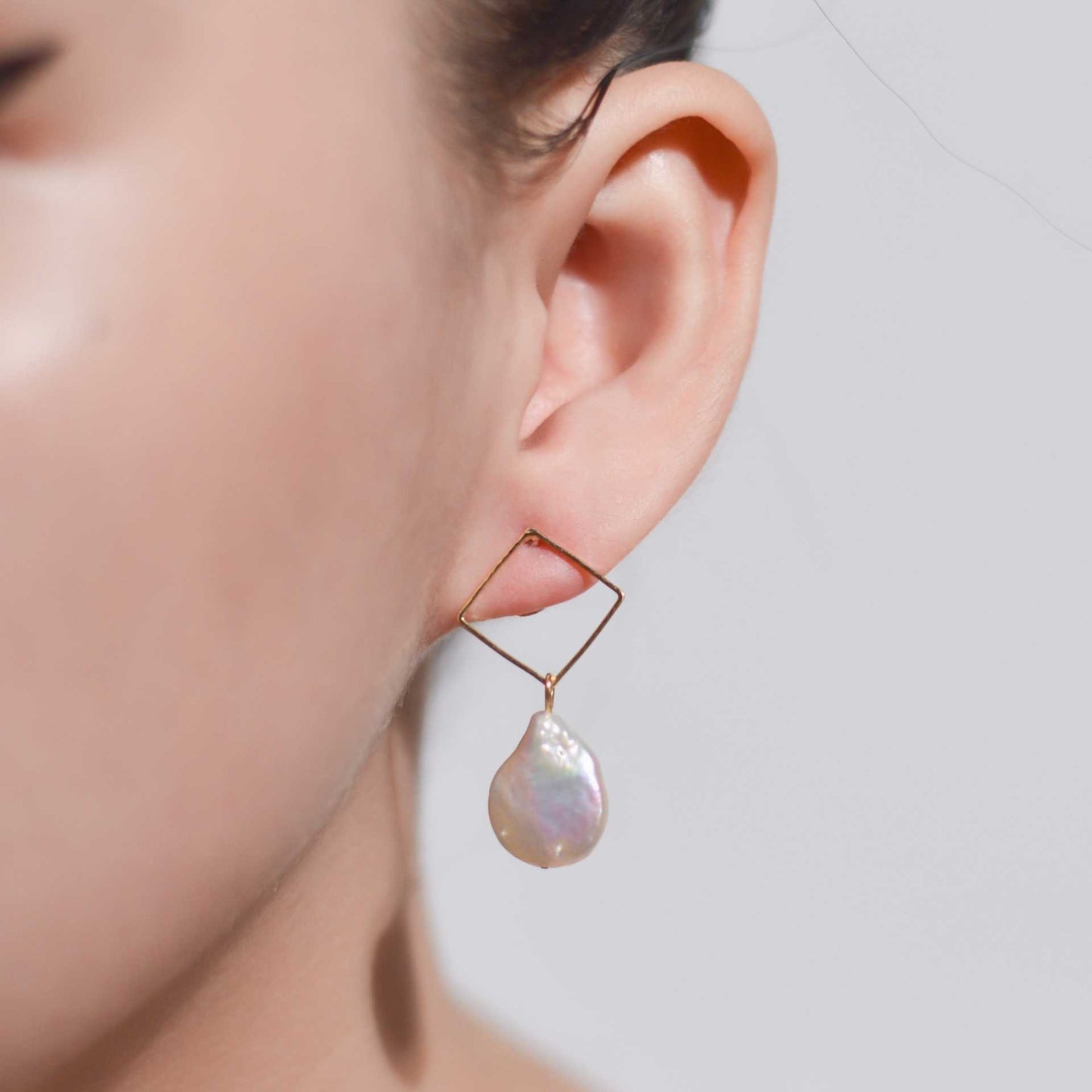 12 mm white flat coin diamond-shaped dangling yellow gold plated earrings