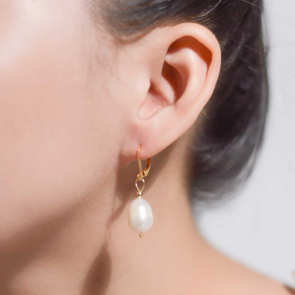13.2 mm white biwa dangling yellow gold plated earrings