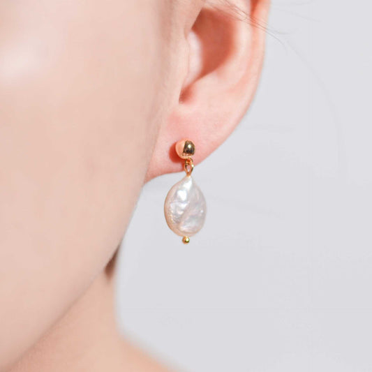 14.7 mm flat coin pearl yellow gold plated ball stud earrings