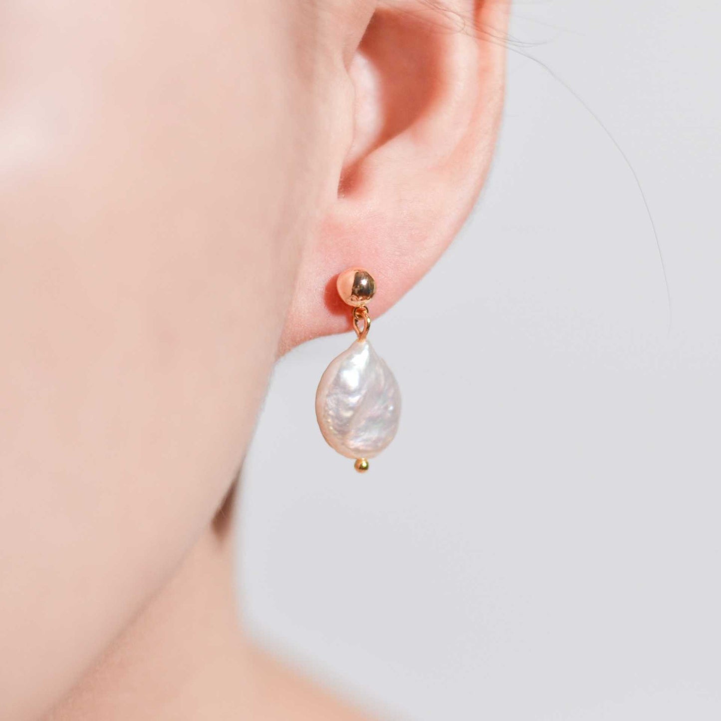 14.7 mm flat coin pearl yellow gold plated ball stud earrings