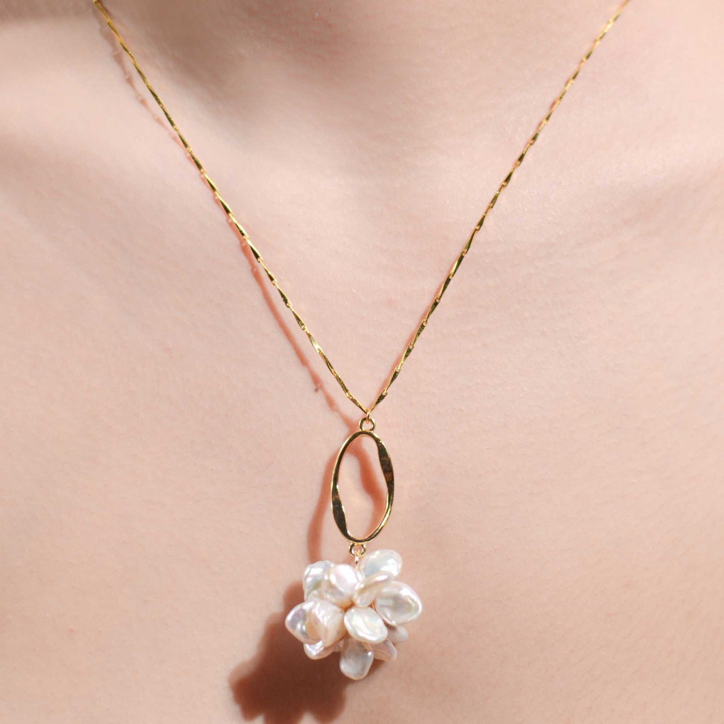 25 mm White Flat Kieshe Pearl Ball Gold Plated Necklace with Oval Drop