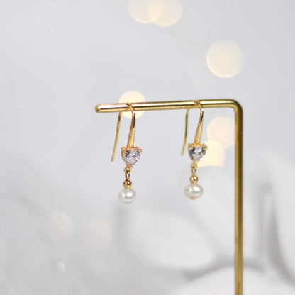 6 mm white siopao pearl dangling yellow gold plated with 6 mm heart zircon earrings