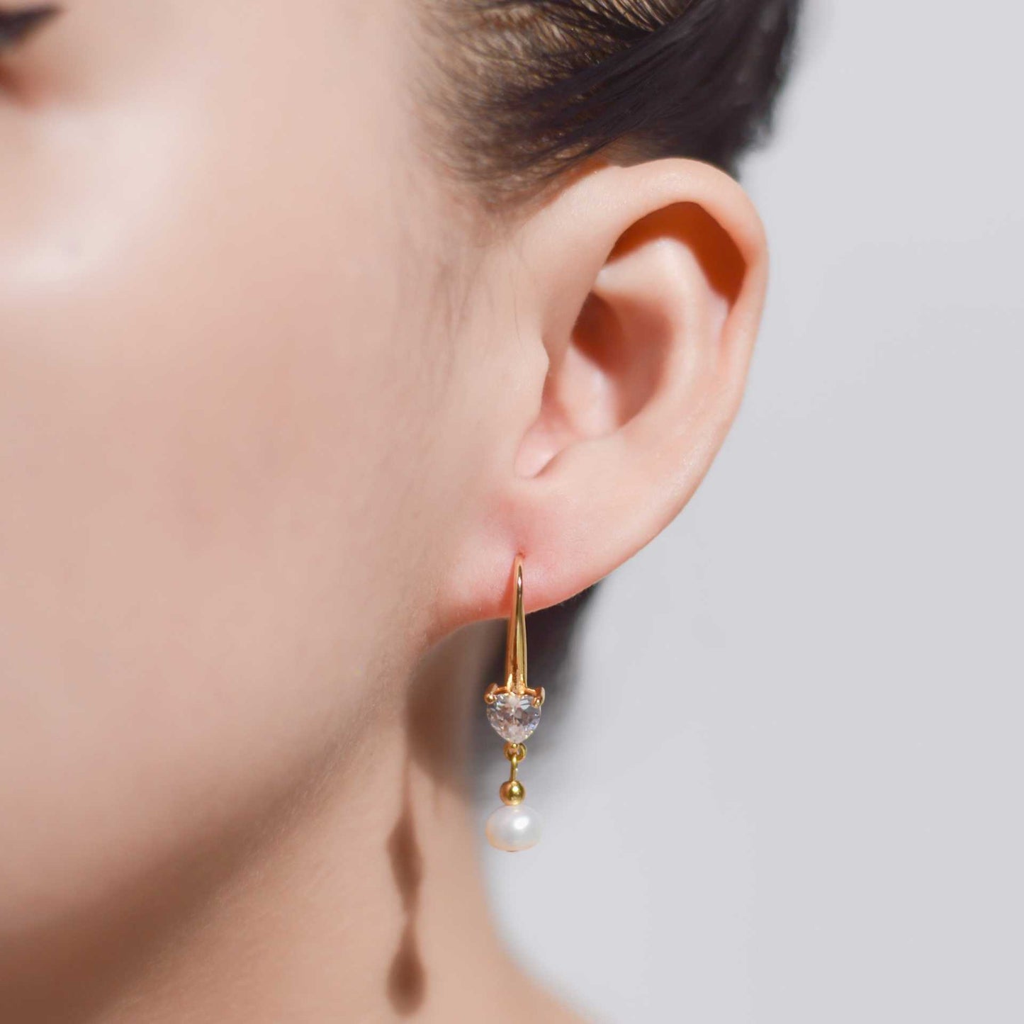 6 mm white siopao pearl dangling yellow gold plated with 6 mm heart zircon earrings