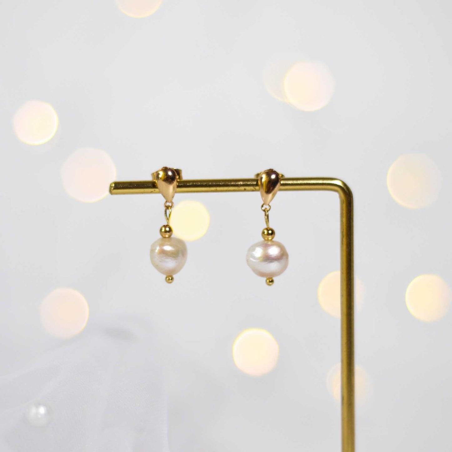 8.8 mm white kieshe pearl dangling yellow gold plated with teardrop stud earrings