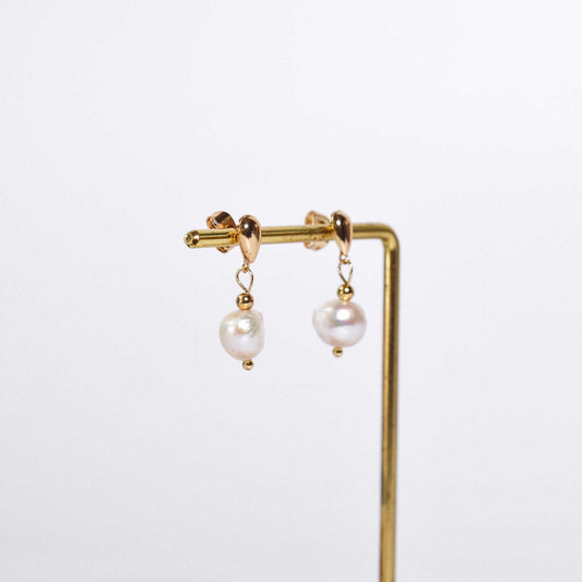 8.8 mm white kieshe pearl dangling yellow gold plated with teardrop stud earrings