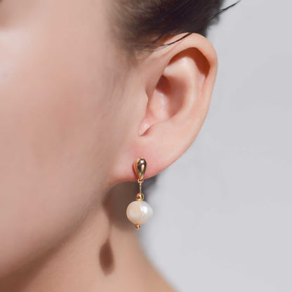 8.8 mm white kieshe pearl dangling yellow gold plated with teardrop stud earrings