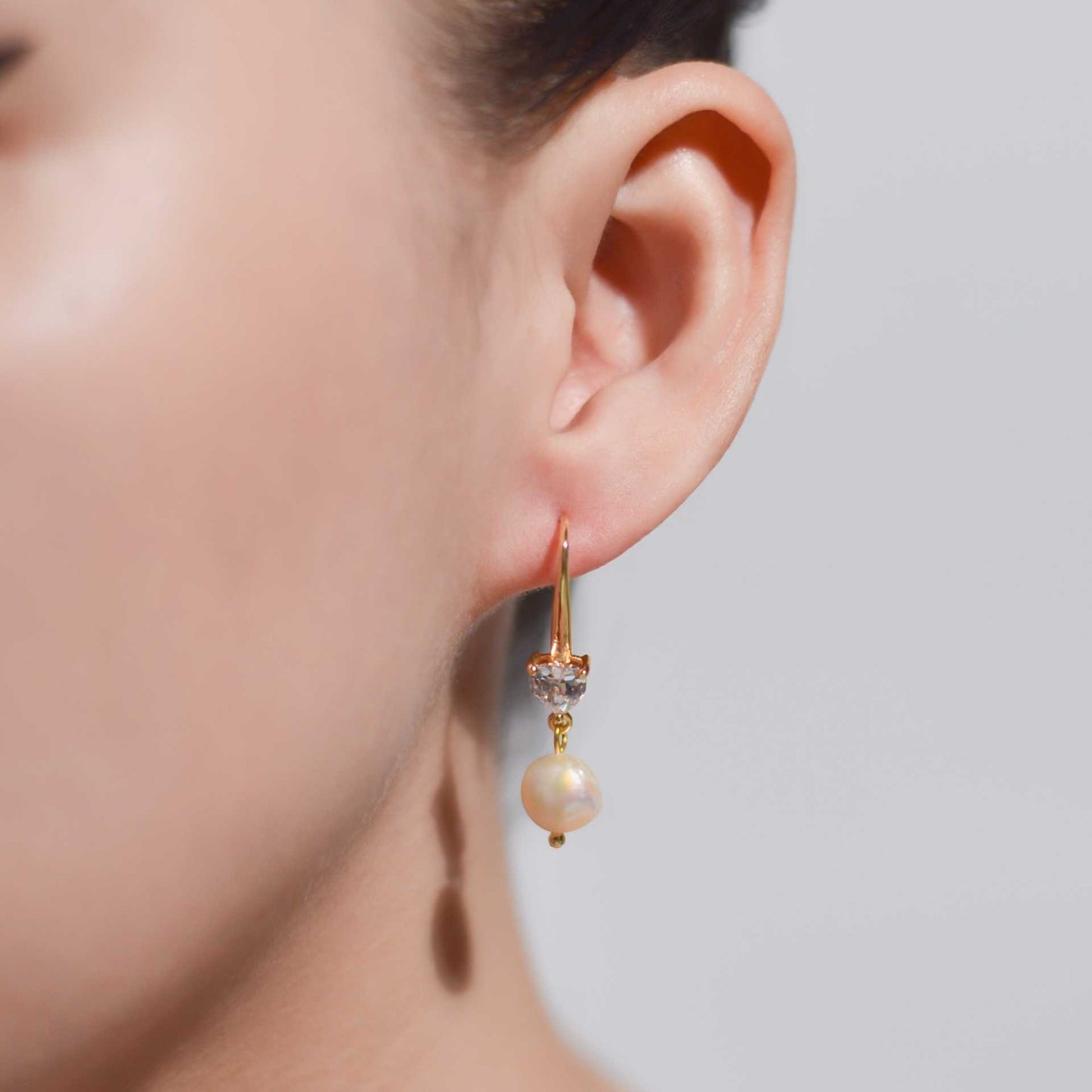 8 mm white kieshe pearl dangling yellow gold plated with 6 mm heart zircon earrings
