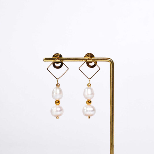 Multi-tier white biwa and oval pearls diamond-shaped dangling yellow gold plated earrings