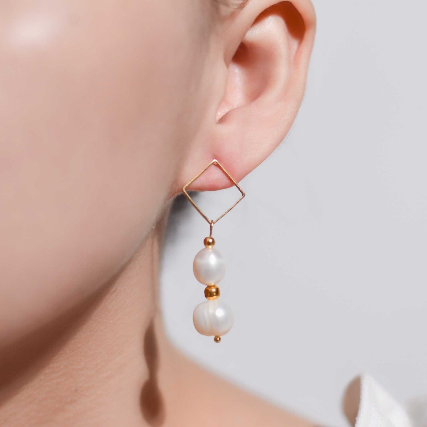 Multi-tier white biwa and oval pearls diamond-shaped dangling yellow gold plated earrings