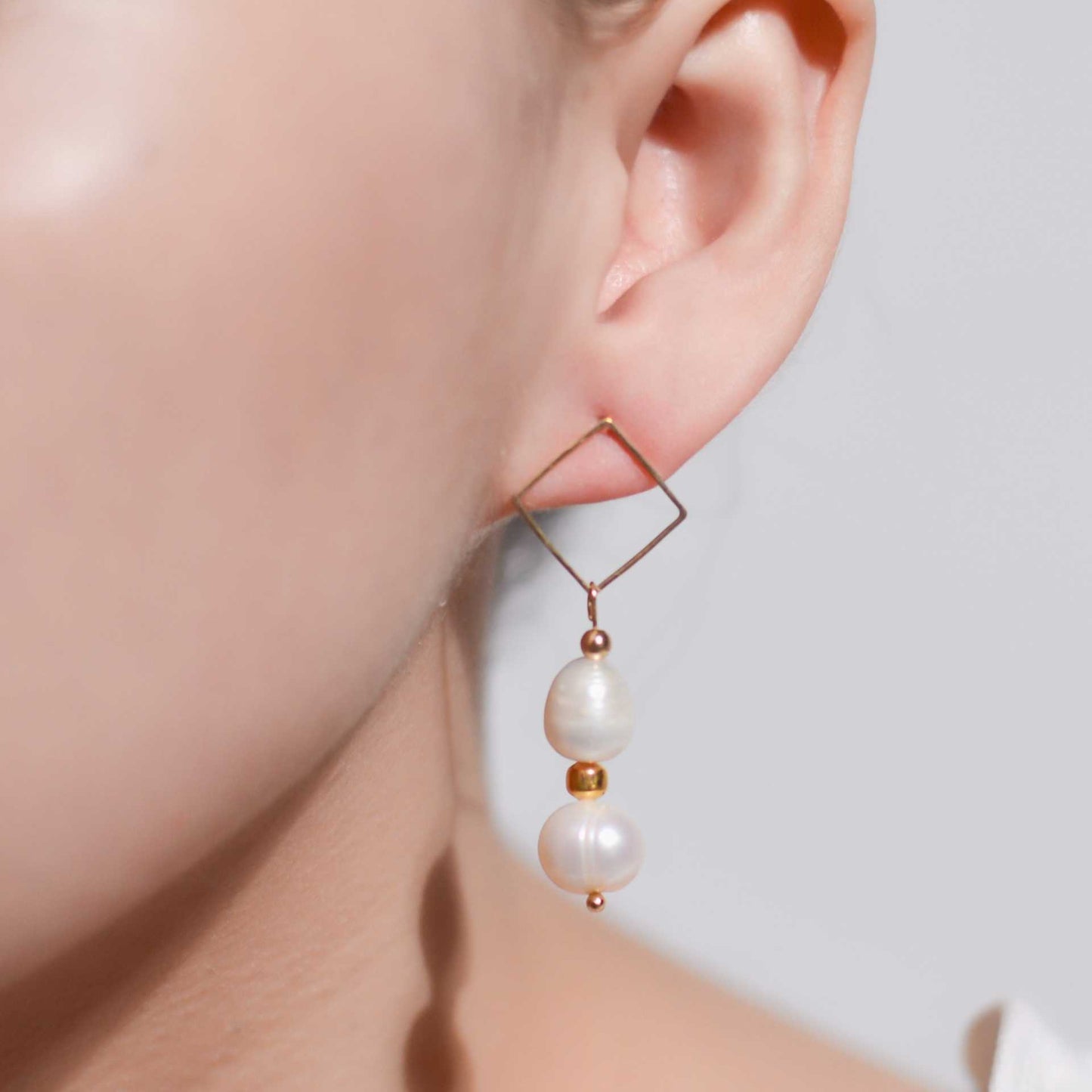 Multi-tier white biwa and oval pearls diamond-shaped dangling yellow gold plated earrings