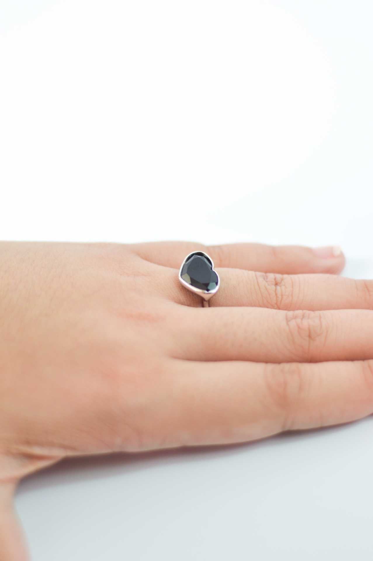 10 x 15 mm Heart cut Black Onyx Rhodium Ring