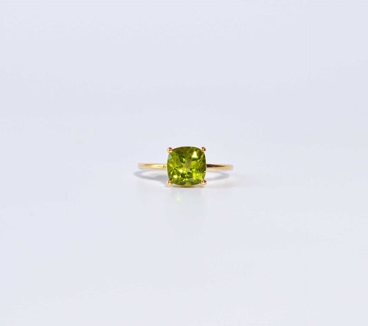 8mm Cushion cut Peridot Yellow gold plated Ring